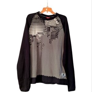 NIKE International crew neck geometric design